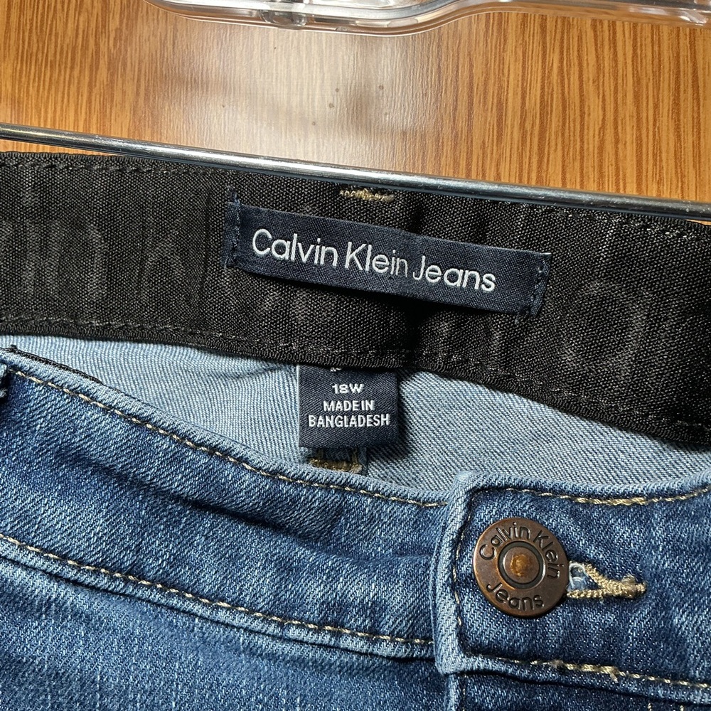 Calvin Klein Jeans 18W Straight Leg Medium Wash Denim - Picture 3 of 4